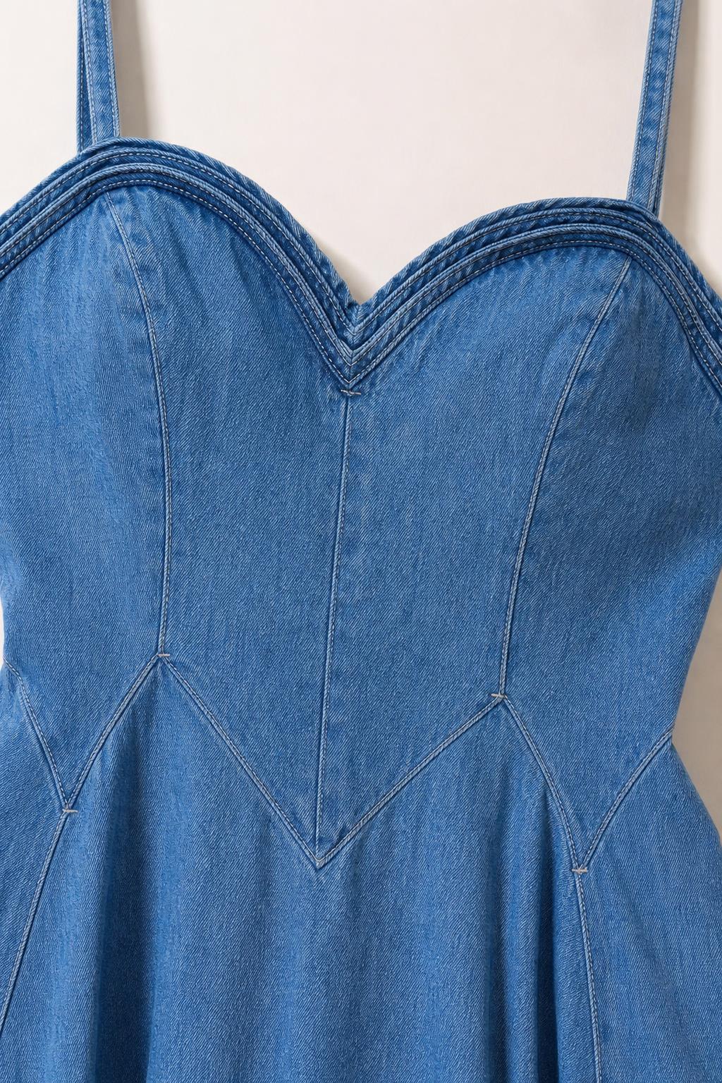 Close-up detail of sweetheart neckline and panel stitching